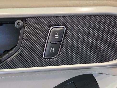 Used 2022 Ford Explorer XLT w/ Equipment Group 202A AWD/4WD image 19