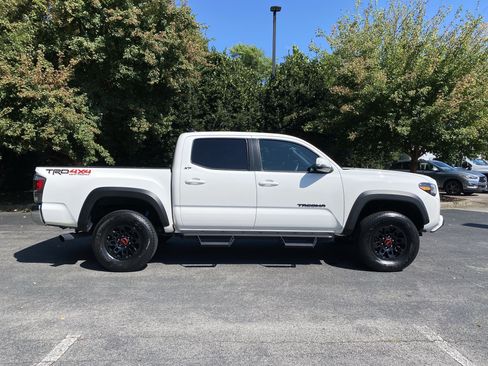 Used 2022 Toyota Tacoma TRD Off-Road AWD/4WD image 10