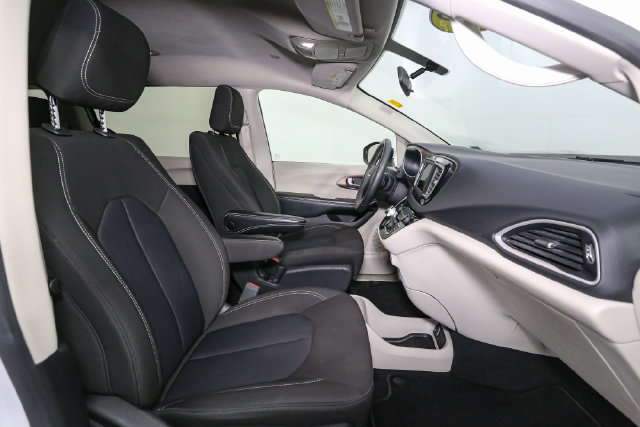 Used 2022 Chrysler Voyager LX FWD image 16