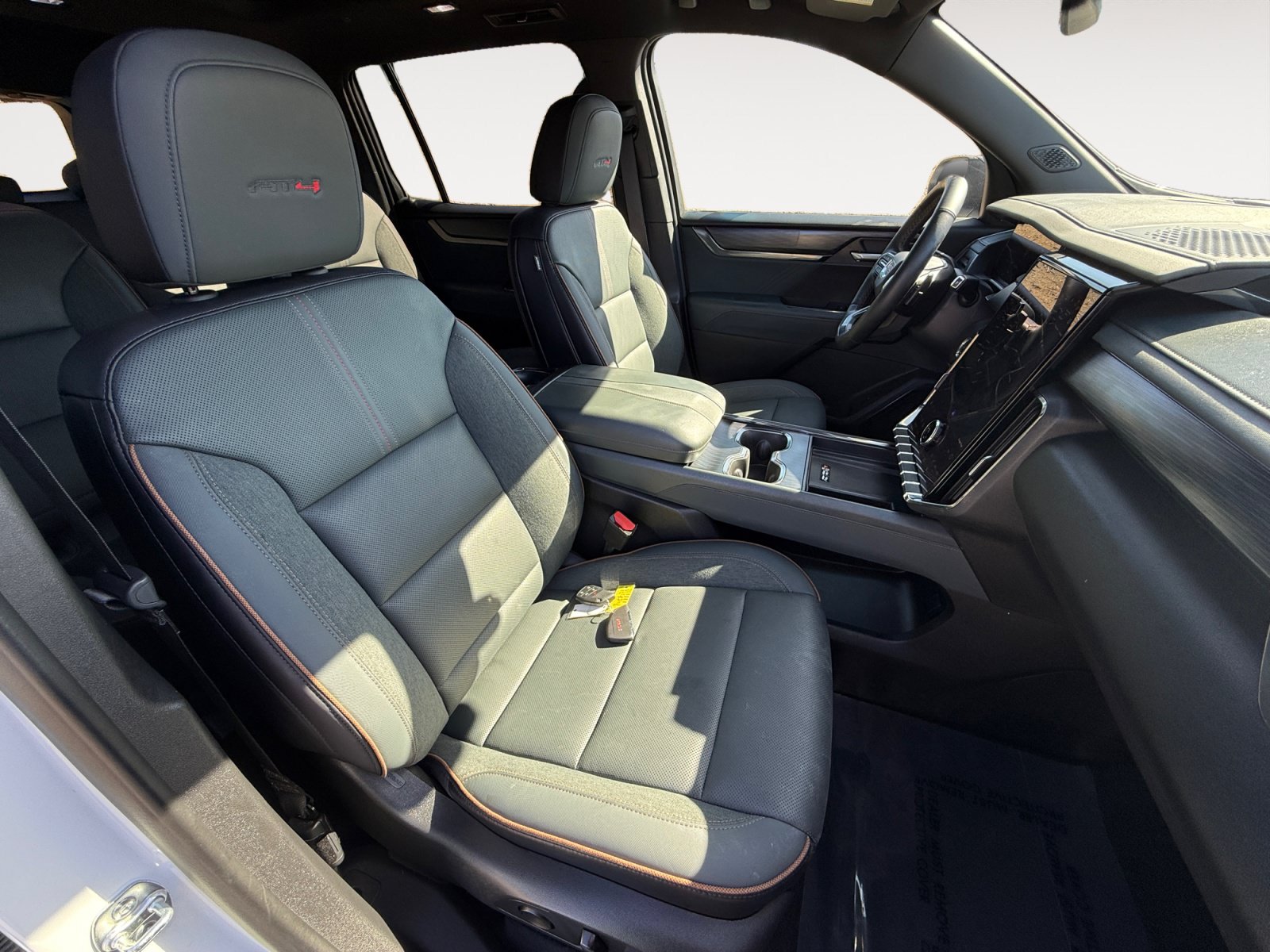 Used 2025 GMC Acadia AT4 w/ Luxury Package AWD/4WD image 19