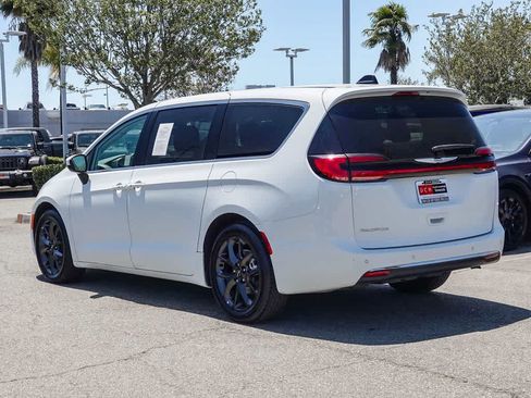 Certified 2023 Chrysler Pacifica Touring-L FWD image 6