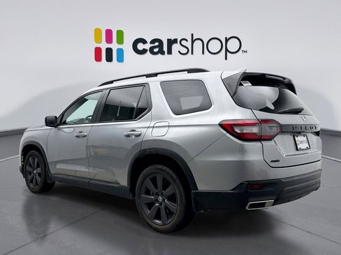 Used 2024 Honda Pilot Sport image 3