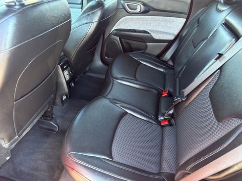 Used 2025 Jeep Compass Latitude image 28