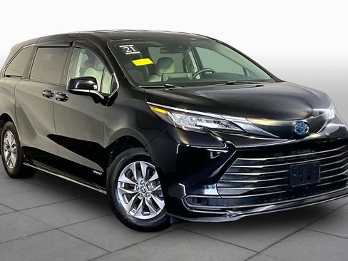 Used 2021 Toyota Sienna LE FWD image 3