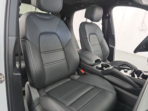 Used 2024 Porsche Cayenne S image 10