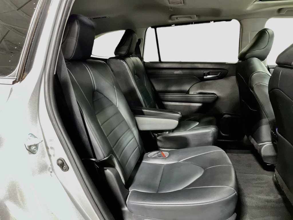 Used 2022 Toyota Highlander XLE FWD image 33