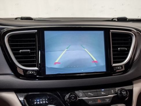 Used 2024 Chrysler Pacifica Touring-L FWD image 14