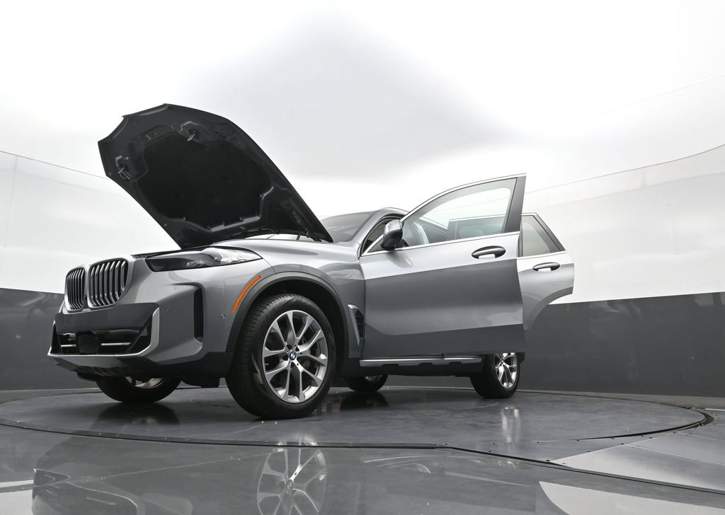 Used 2024 BMW X5 xDrive40i w/ Parking Assistance Package AWD/4WD image 38