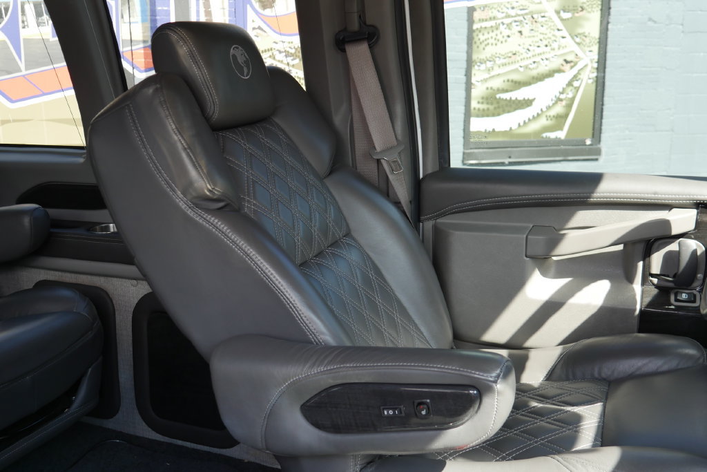 Used 2022 Chevrolet Express 2500 Extended w/ Enhanced Convenience Package RWD image 6