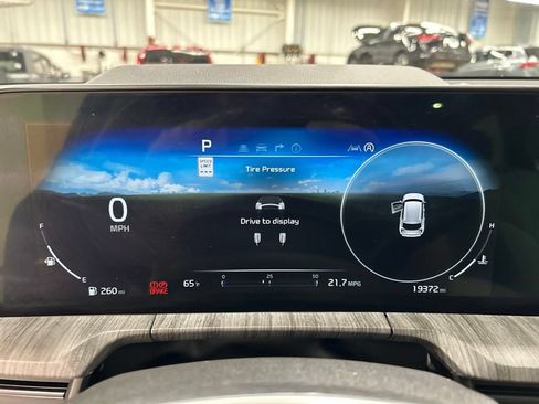 Used 2025 Kia Telluride SX w/ SX Captain's Chair Package FWD image 19