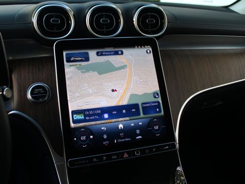 Used 2025 Mercedes-Benz GLC 350e 4MATIC image 18