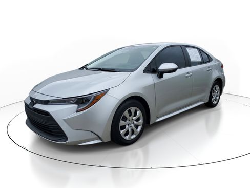 Used 2025 Toyota Corolla LE FWD image 3