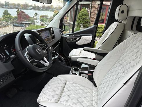 Used 2024 Mercedes-Benz Sprinter 3500 image 32