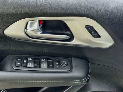Used 2023 Chrysler Pacifica Limited w/ Uconnect Theater Family Group FWD image 20