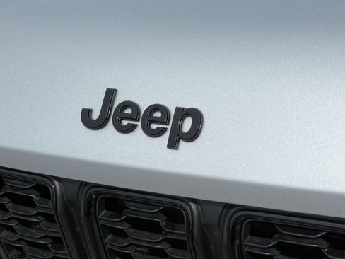 Used 2023 Jeep Grand Cherokee Altitude AWD/4WD image 9