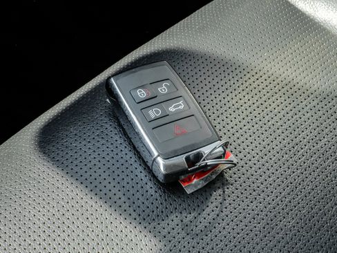 Used 2020 Land Rover Discovery Sport SE image 61