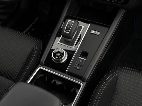 Used 2023 Mitsubishi Outlander ES image 27