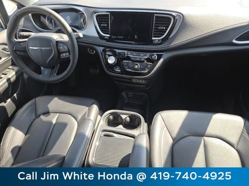 Used 2024 Chrysler Pacifica Limited FWD image 22