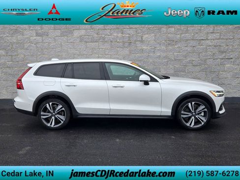 Used 2025 Volvo V60 B5 Cross Country Plus AWD/4WD image 6