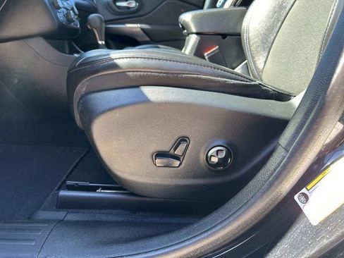 Used 2019 Jeep Cherokee Latitude Plus image 11