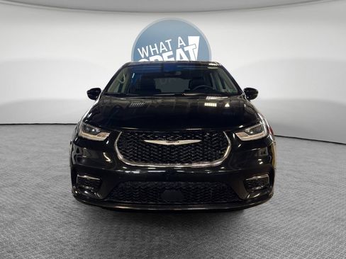 Used 2024 Chrysler Pacifica Touring-L FWD image 9