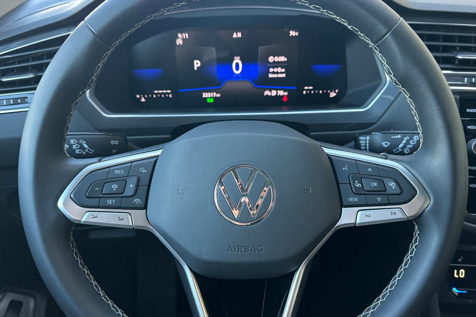 Used 2023 Volkswagen Tiguan SE w/ Panoramic Sunroof Package FWD image 24