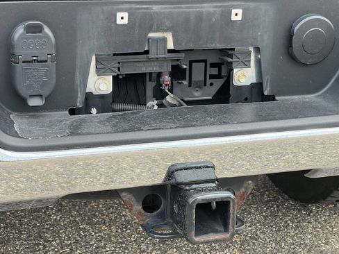 Used 2022 Chevrolet Silverado 1500 LT AWD/4WD image 6