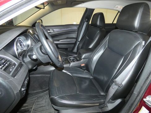 Used 2017 Chrysler 300 Limited image 8