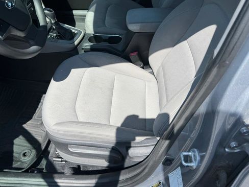 Used 2017 Hyundai Elantra Value Edition FWD image 9