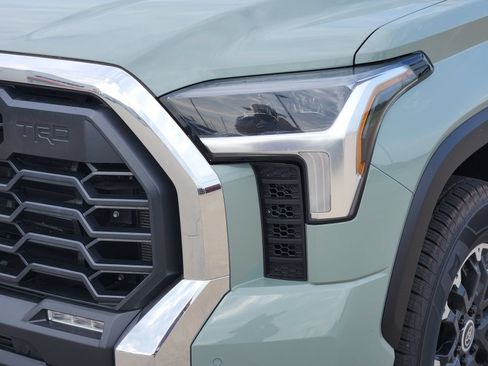 Used 2022 Toyota Tundra SR5 w/ TRD Off-Road Package AWD/4WD image 11