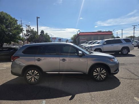 Used 2020 Mitsubishi Outlander SE FWD image 3