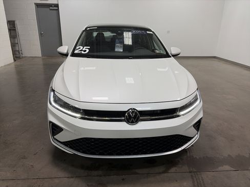 Certified 2025 Volkswagen Jetta SE FWD image 35