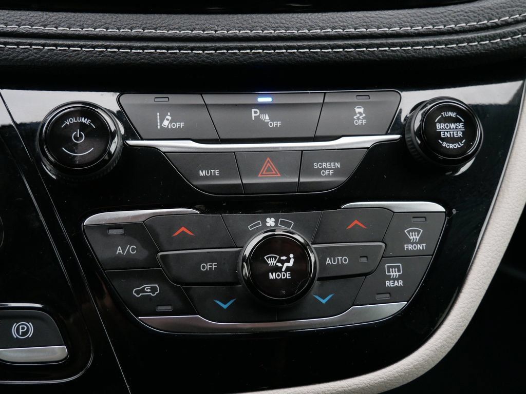 Used 2024 Chrysler Pacifica Limited FWD image 20