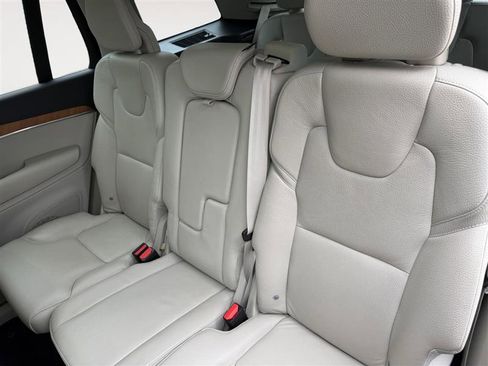 Used 2021 Volvo XC90 T6 Momentum w/ Climate Package image 15