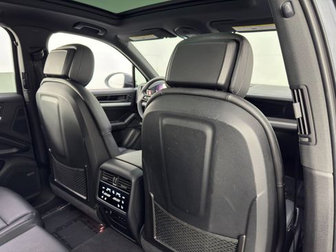 Used 2024 Porsche Cayenne image 40