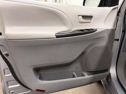 Used 2014 Toyota Sienna LE FWD image 13