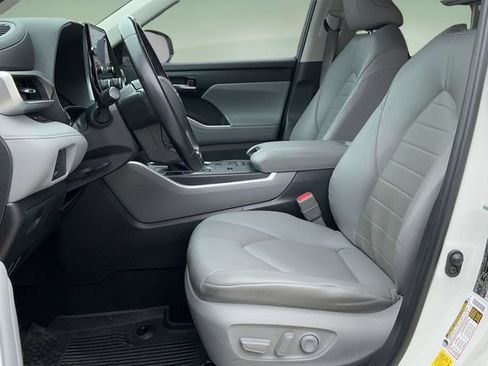 Used 2020 Toyota Highlander XLE AWD/4WD image 12