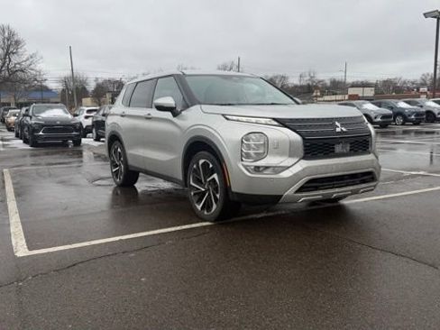 Used 2024 Mitsubishi Outlander AWD image 3
