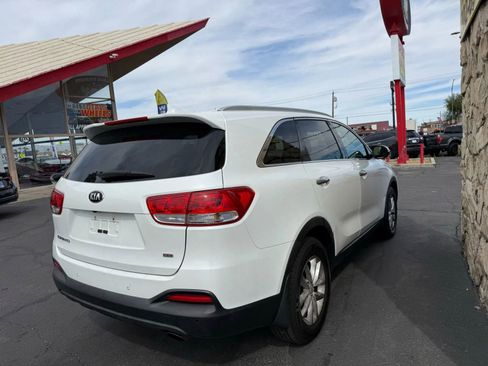 Used 2016 Kia Sorento LX w/ LX Convenience Package image 4