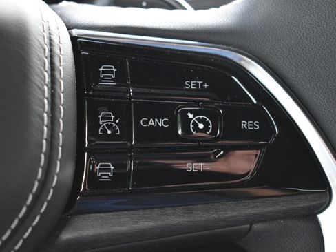 Used 2024 Jeep Grand Cherokee Overland w/ Luxury Tech Group IV AWD/4WD image 24