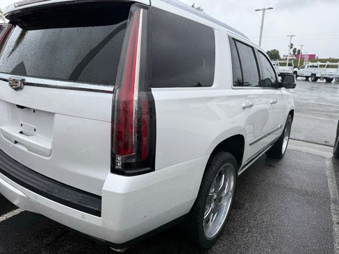 Used 2019 Cadillac Escalade Premium Luxury image 4