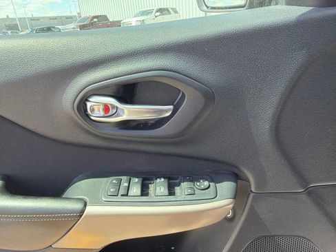 Used 2018 Jeep Cherokee Latitude AWD/4WD image 13
