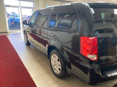Used 2018 Dodge Grand Caravan SE image 5