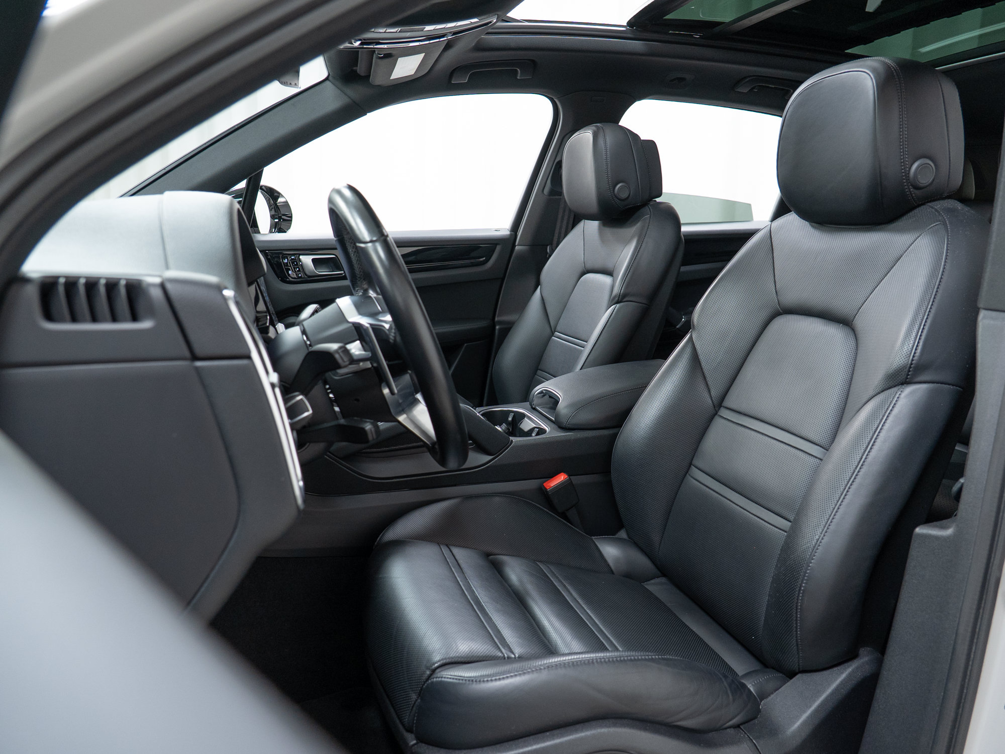 Used 2021 Porsche Cayenne AWD/4WD image 17