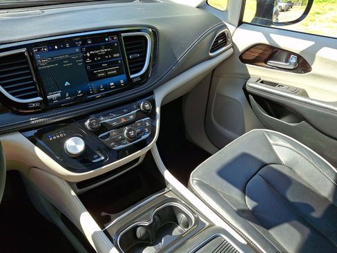Used 2023 Chrysler Pacifica Limited FWD image 27