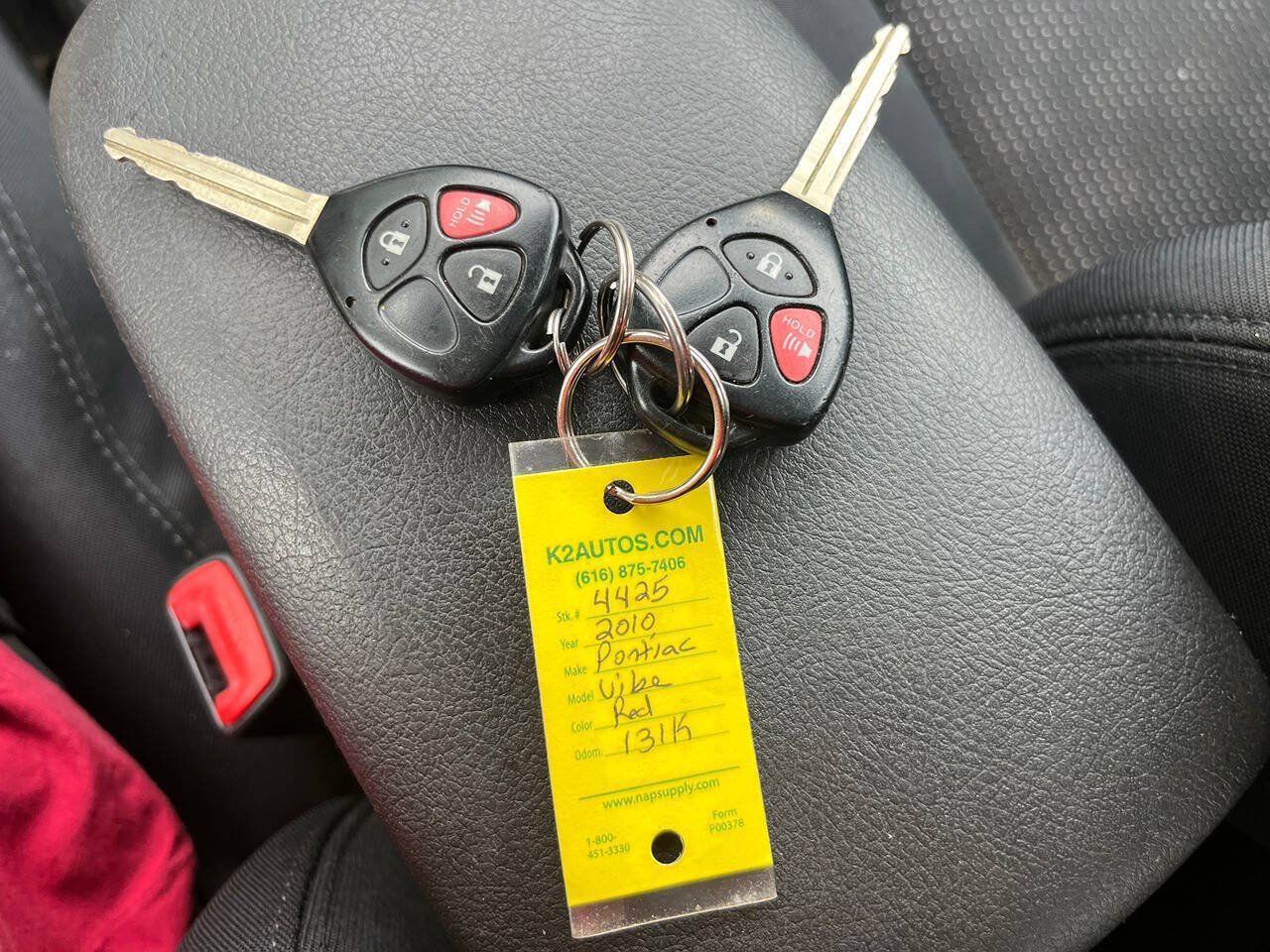 Used 2010 Pontiac Vibe w/ Preferred Package FWD image 12