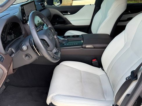 Used 2024 Lexus LX 600 4WD w/ Luxury Package image 21