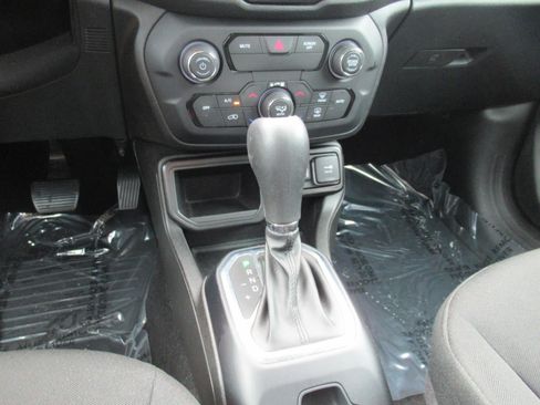 Used 2020 Jeep Renegade Latitude FWD image 25