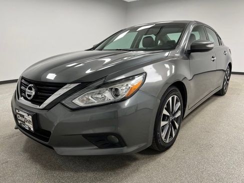 Used 2017 Nissan Altima 2.5 SL w/ Moonroof Package image 4