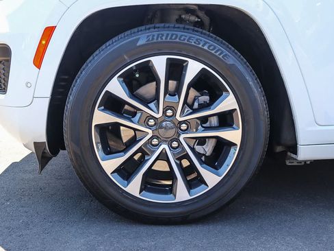 Used 2023 Jeep Grand Cherokee Overland w/ Advanced Protech Group III AWD/4WD image 11